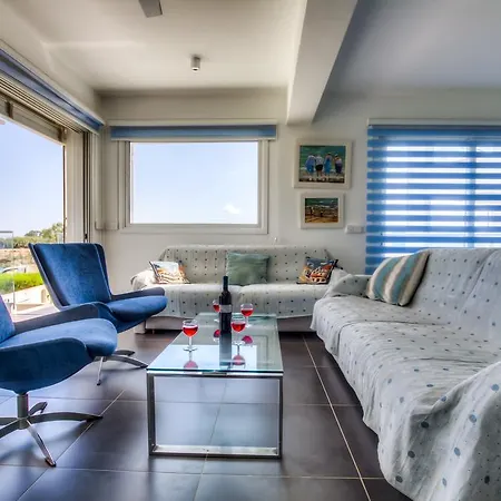 Beachfront Trident Apartment *