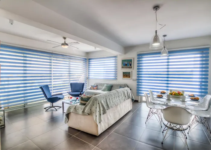 Beachfront Trident 2 Apartmán *