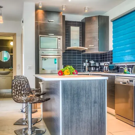 Апартаменты Beachfront Trident *